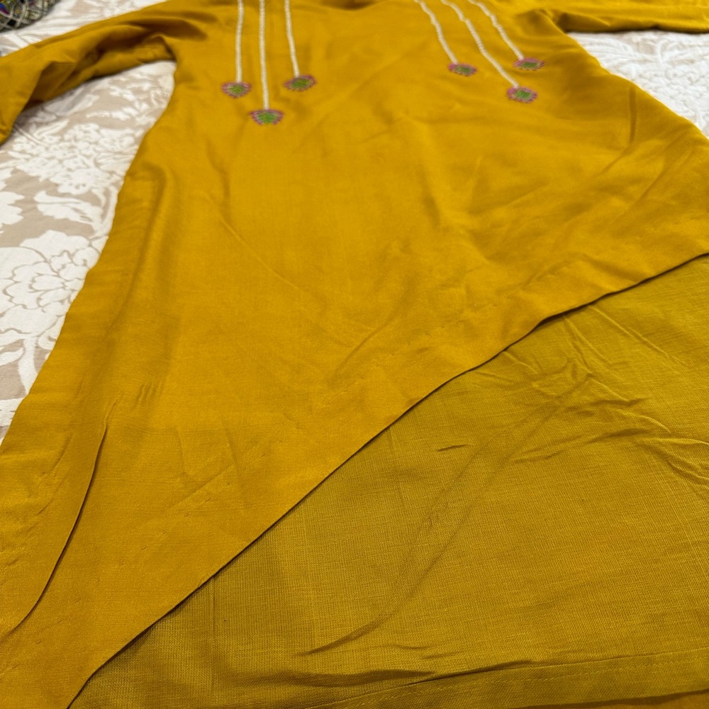 Stylish Pakistani shalwar kameez